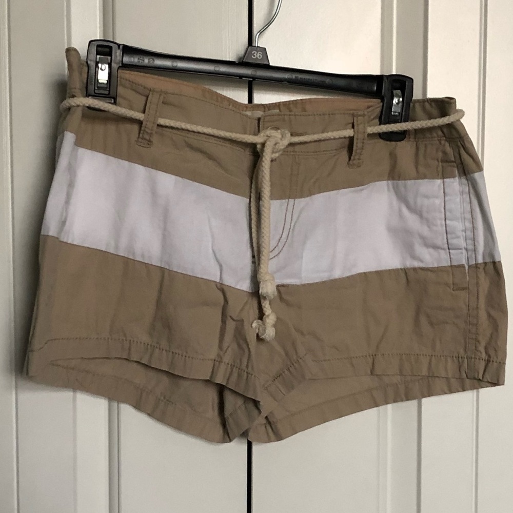 ‼️ LAST CHANCE ‼️Old Navy khaki/white shorts